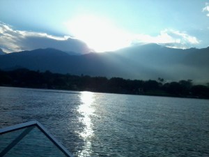En lancha Lago de Coatepeque, El Salvador On a motor boat ride at Lago de Coatepeque, El Salvador